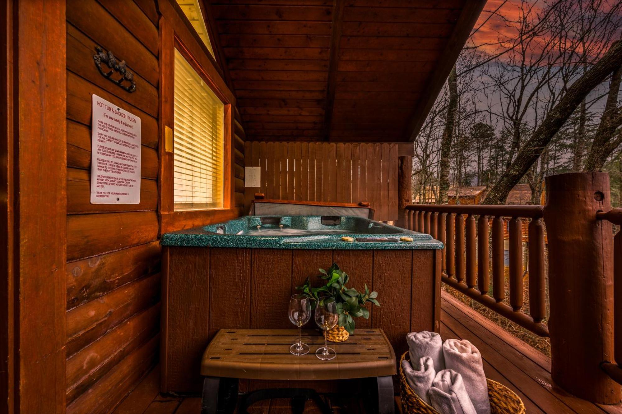Log Cabin, Hot Tub, Fireplace, Pool Table & Views! 세비어빌 외부 사진