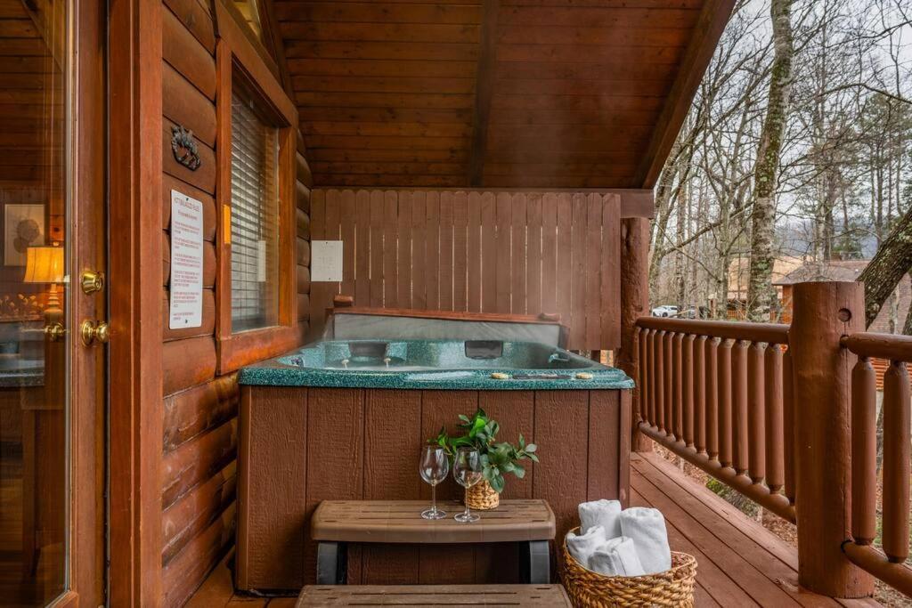 Log Cabin, Hot Tub, Fireplace, Pool Table & Views! 세비어빌 외부 사진