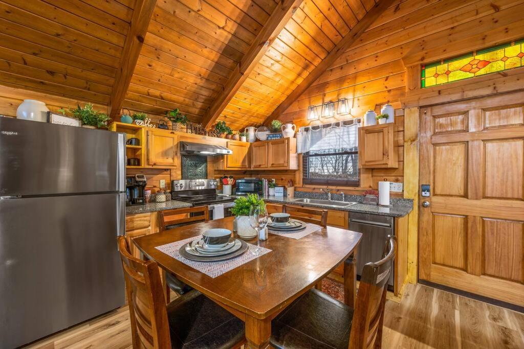 Log Cabin, Hot Tub, Fireplace, Pool Table & Views! 세비어빌 외부 사진
