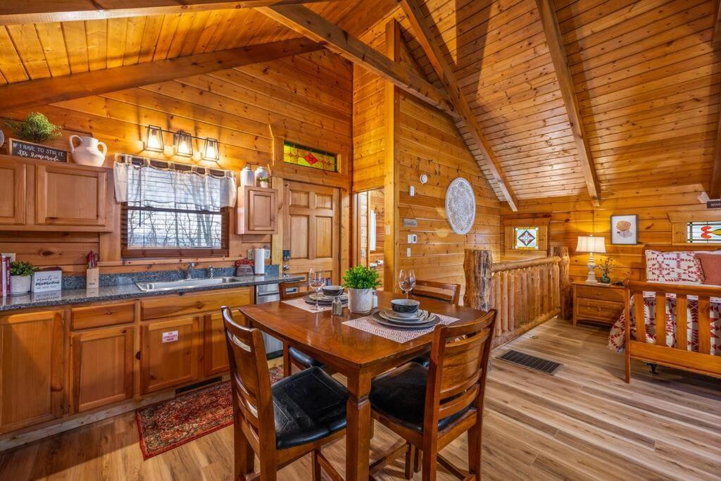 Log Cabin, Hot Tub, Fireplace, Pool Table & Views! 세비어빌 외부 사진