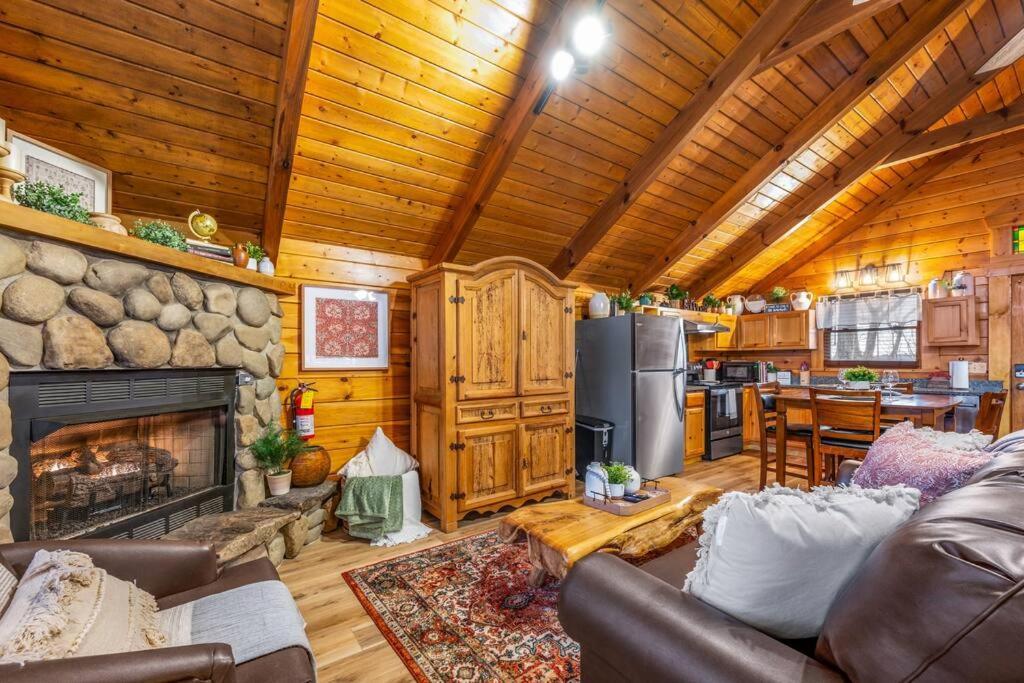 Log Cabin, Hot Tub, Fireplace, Pool Table & Views! 세비어빌 외부 사진