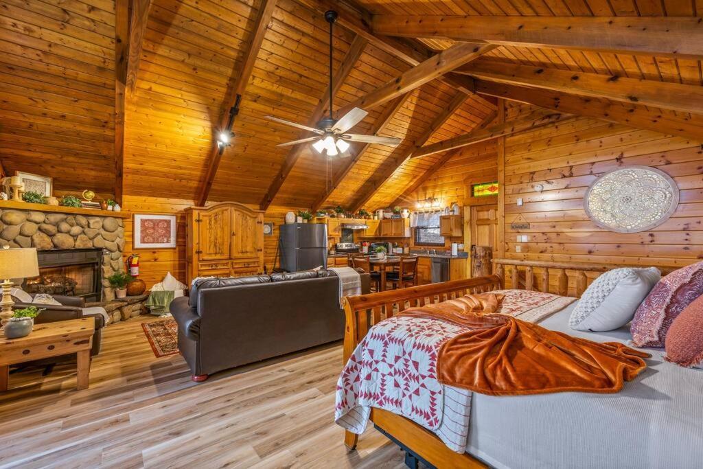 Log Cabin, Hot Tub, Fireplace, Pool Table & Views! 세비어빌 외부 사진