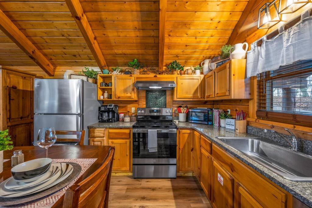 Log Cabin, Hot Tub, Fireplace, Pool Table & Views! 세비어빌 외부 사진