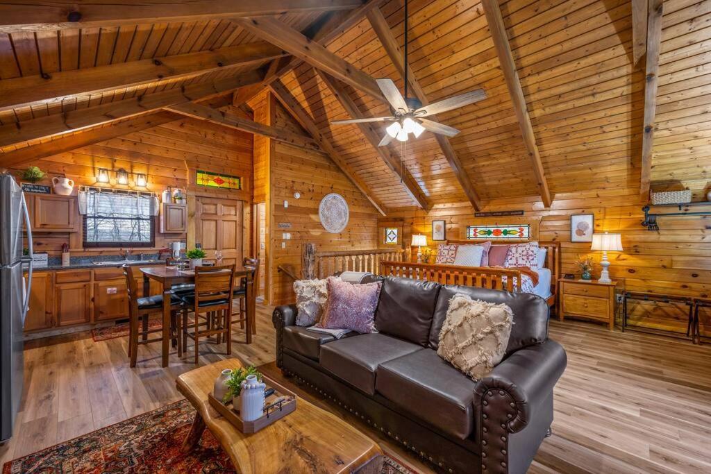 Log Cabin, Hot Tub, Fireplace, Pool Table & Views! 세비어빌 외부 사진
