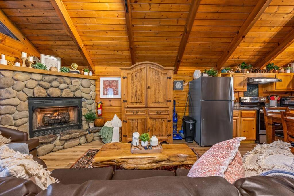 Log Cabin, Hot Tub, Fireplace, Pool Table & Views! 세비어빌 외부 사진