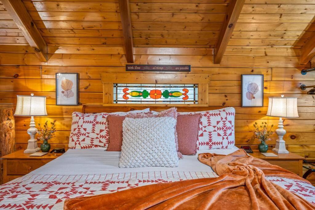 Log Cabin, Hot Tub, Fireplace, Pool Table & Views! 세비어빌 외부 사진