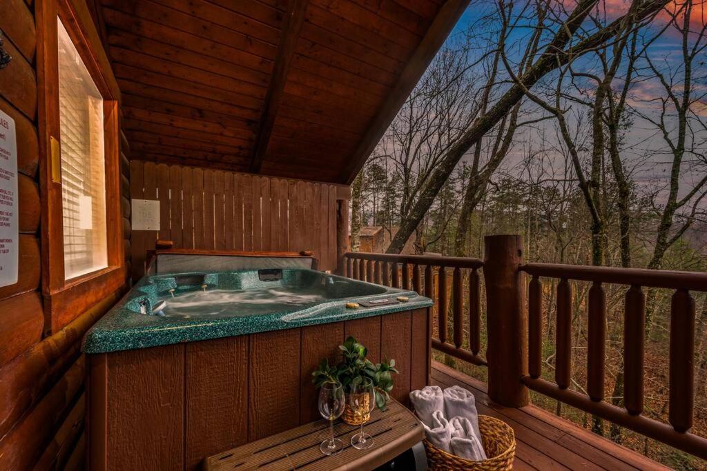 Log Cabin, Hot Tub, Fireplace, Pool Table & Views! 세비어빌 외부 사진