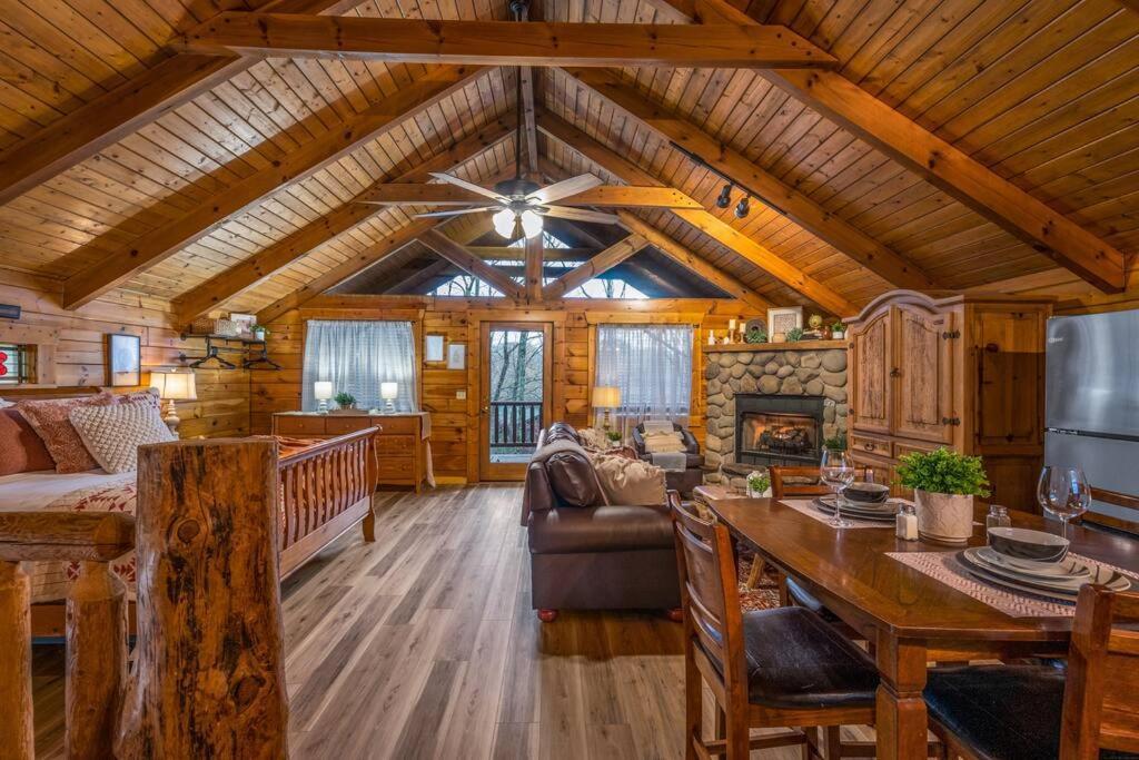 Log Cabin, Hot Tub, Fireplace, Pool Table & Views! 세비어빌 외부 사진